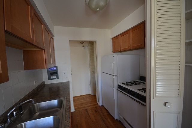 1st image of 510 W Briar Pl #5
