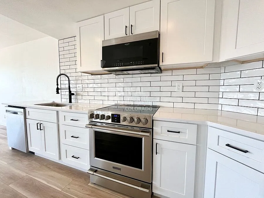 Newly Updated Modern Apartment with Parking — Photo 2