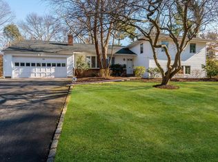 35 Drake Ln, Manhasset, NY 11030