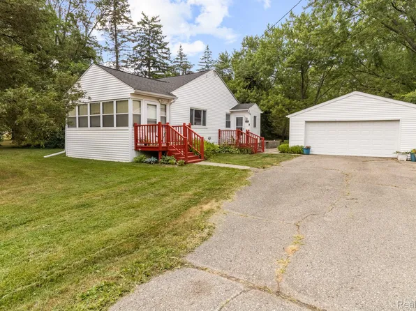 7330 Embury Rd, Grand Blanc, MI 48439