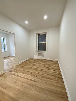 Rented by Current Real Estate Advisors | media 23