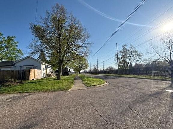 4th image of 421 W Railroad St