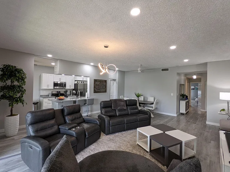 105 Half Moon Cir #F2 — Photo 3
