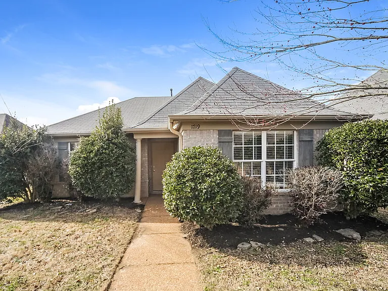 1719 Brentford Cv — Photo 1