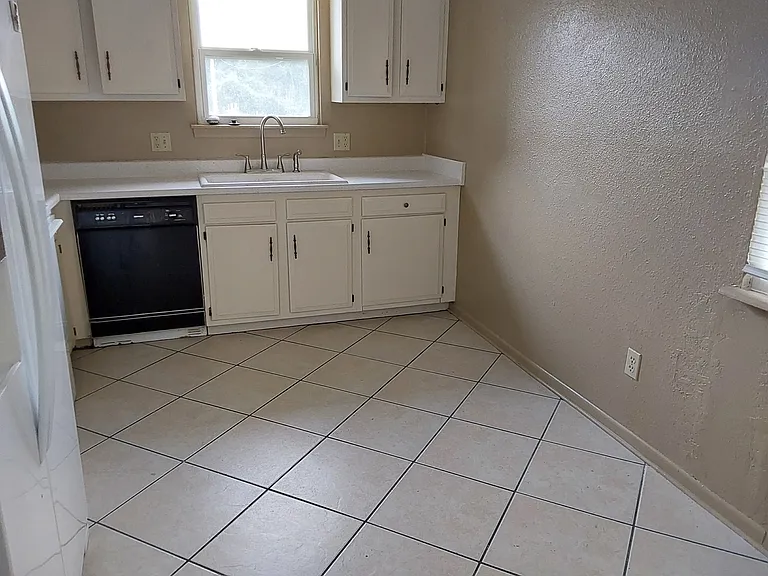 4110 S Crackerneck Rd — Photo 5