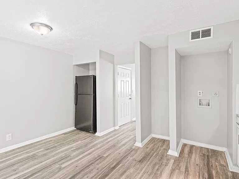 Uphill Flats- 1, 2 & 3 Bedrooms — Photo 5