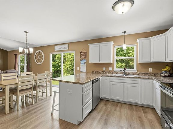 5th image of 241 Cuivre Valley Dr