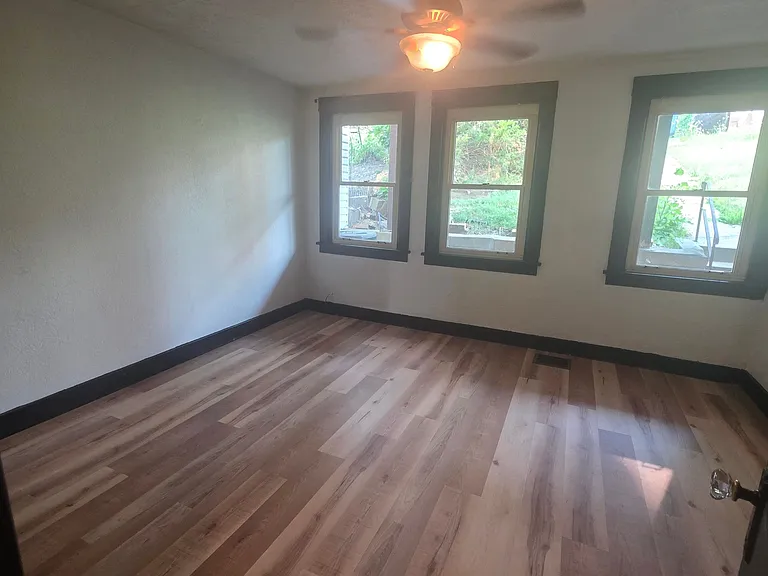 517 Brownsville Rd — Photo 18
