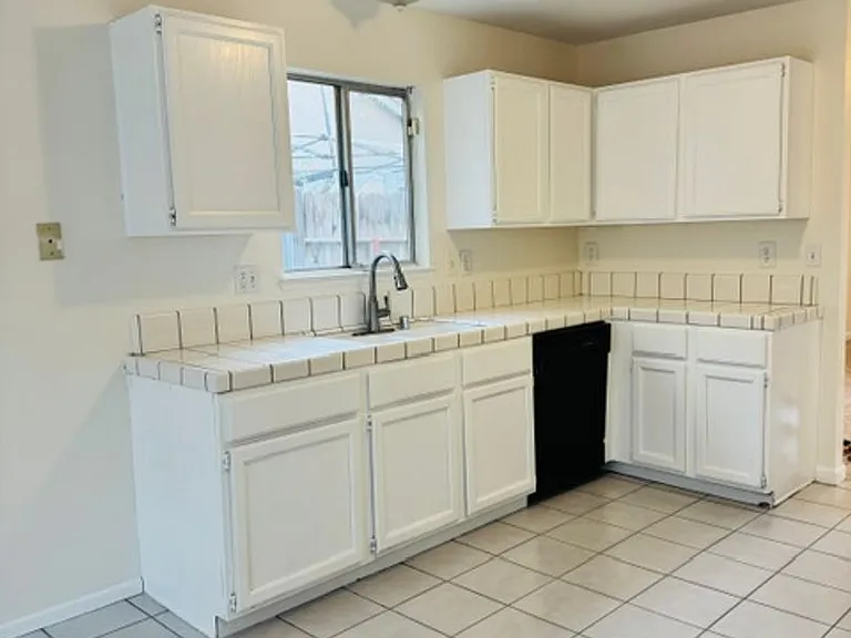 9004 Pine Ridge Way — Photo 4