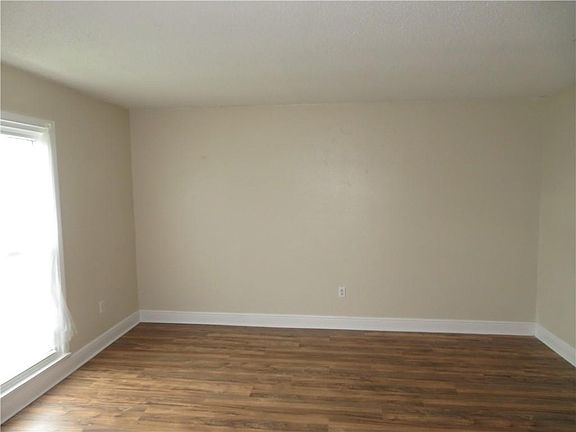 4th image of 3876 Eastview Dr
