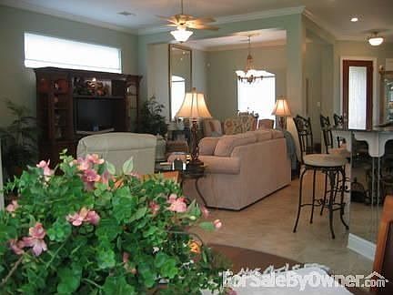 LR from breakfast : You can see the TV or lake from the breakfast.