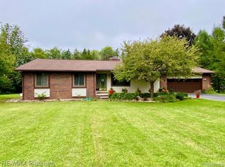 6171 Cottonwood Dr, Whitmore Lake, MI 48189