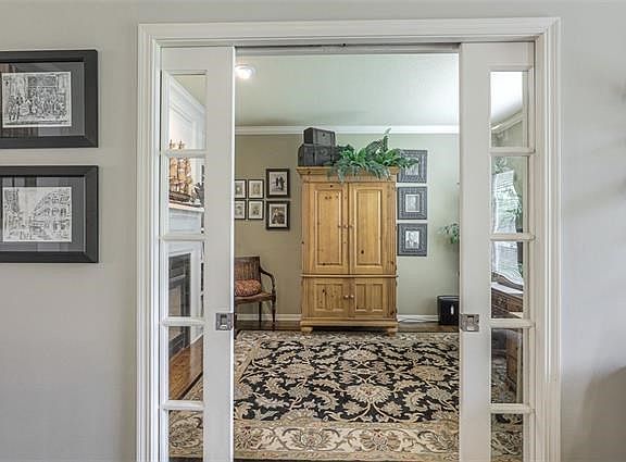 5th image of 15527 Linden Ln