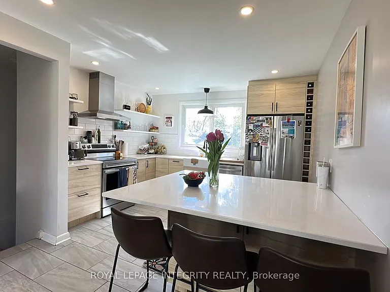 870 Claude St — Photo 7