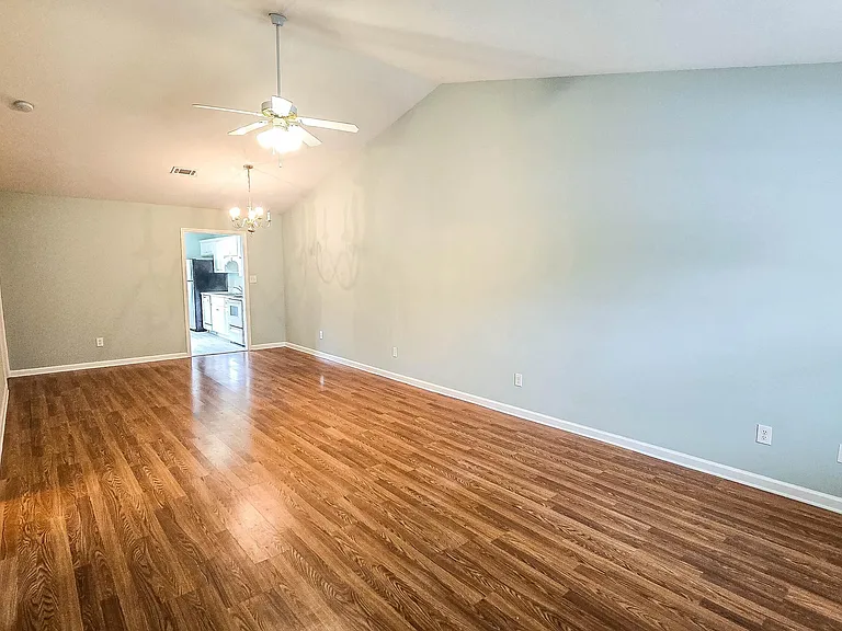 726 Creekside Dr — Photo 4