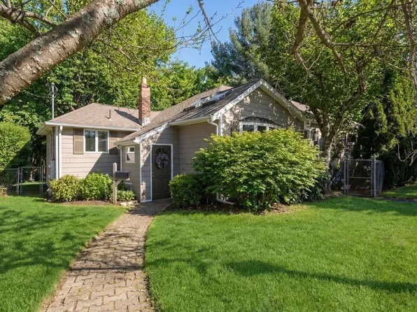 35 Lincoln Ave, Lynnfield, MA 01940