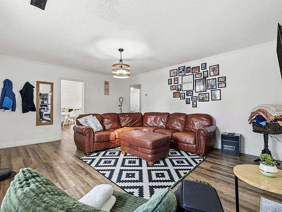 3rd image of 708 15th Ave.