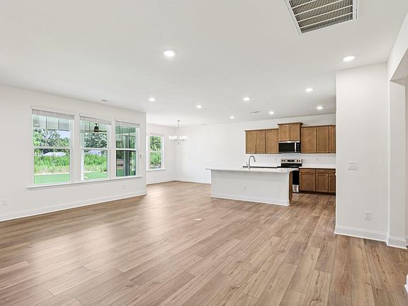 3rd image of 521 Hipwood Dr