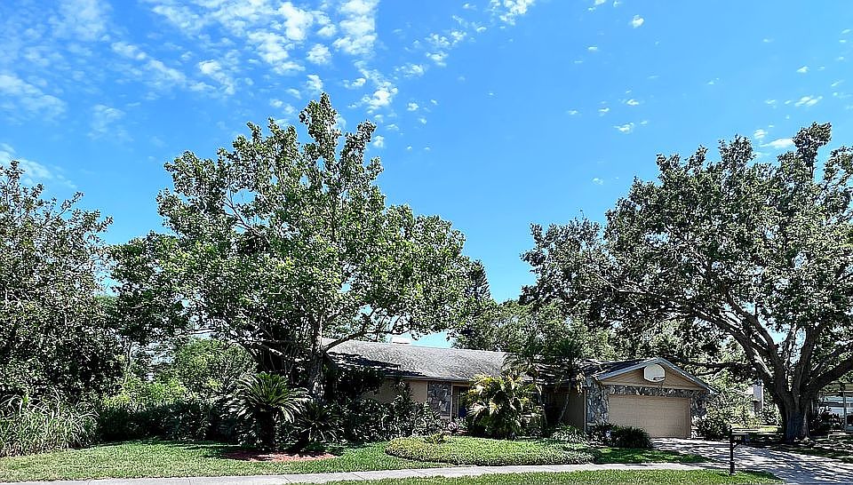 2nd image of 122 Oak Crest Dr
