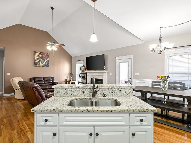 2226 Fairfax Dr — Photo 31