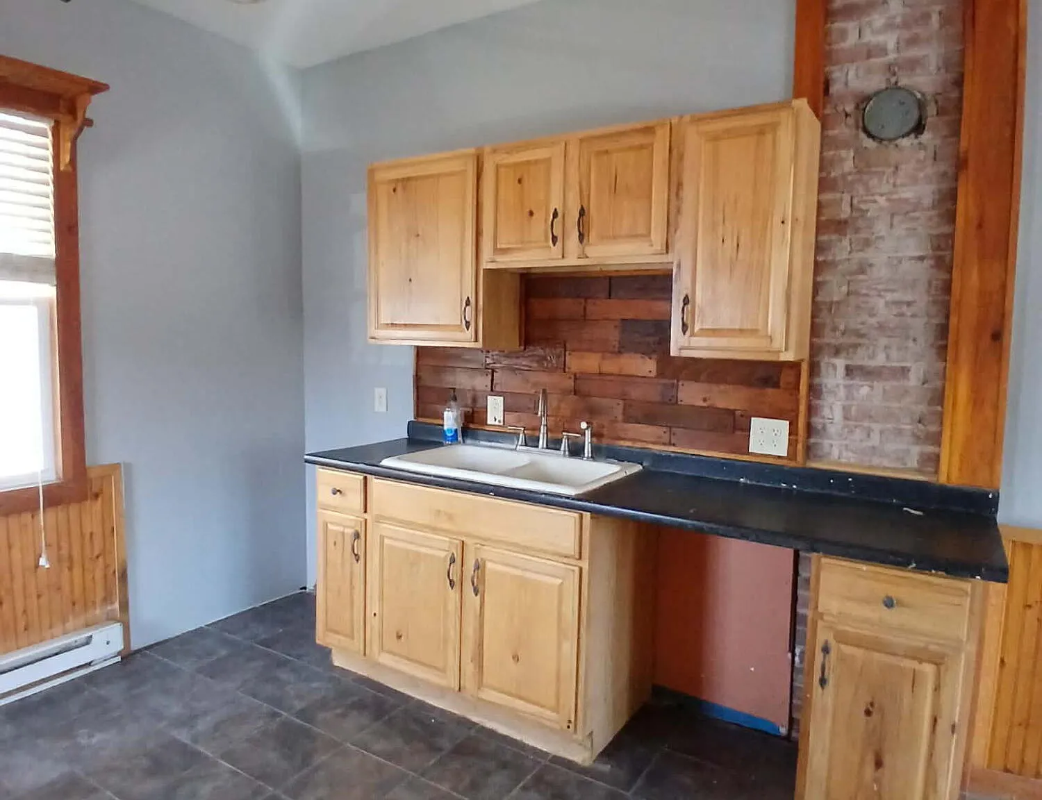 3 bed, 1.0 bath, 1200 sqft, $1,450 — Photo 1