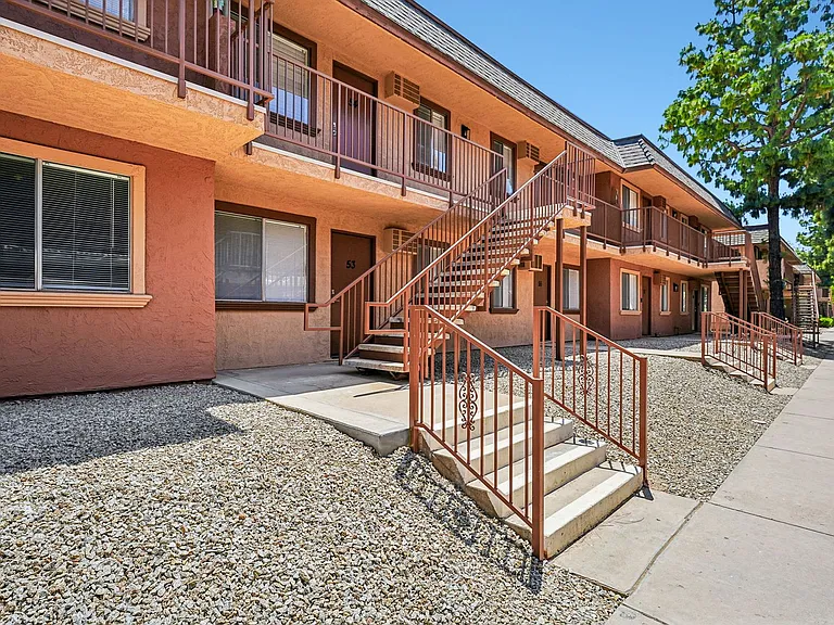 Parkhill Apts — Photo 9
