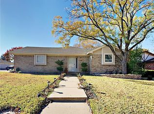 16 Oakmont Ct, Pantego, TX 76013