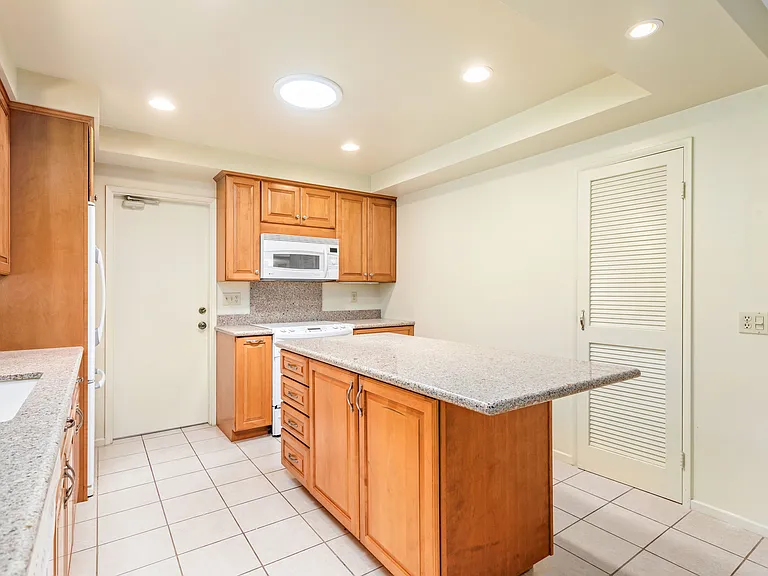 6221 Marlborough Dr — Photo 7