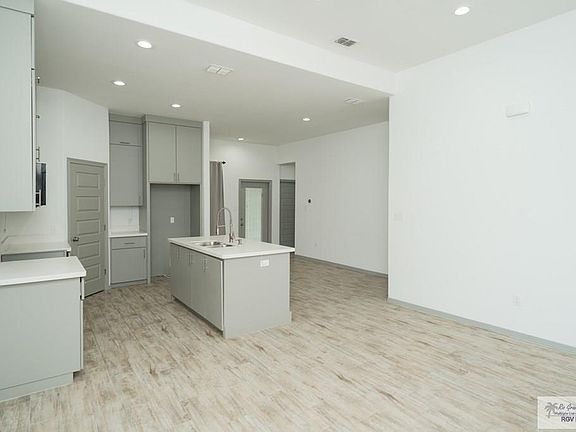 4th image of 8726 Swan Lake Dr
