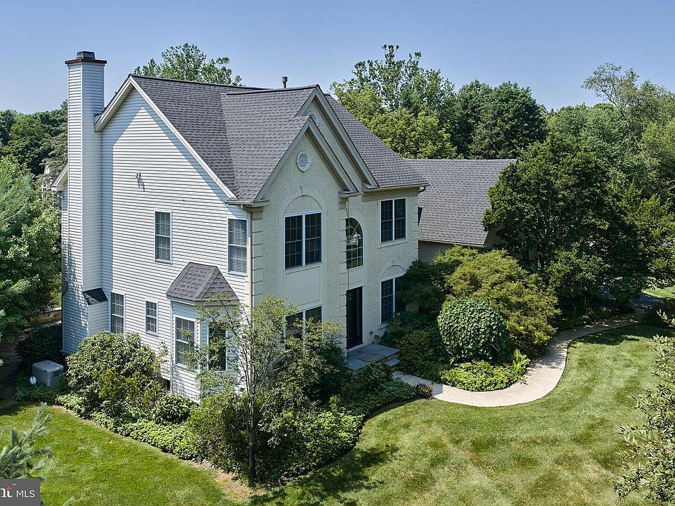 1st image of 102 Parkside Dr