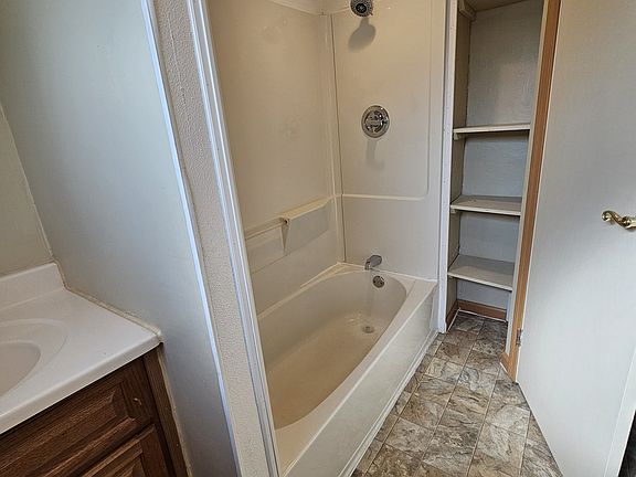 3rd image of 812 Peach St