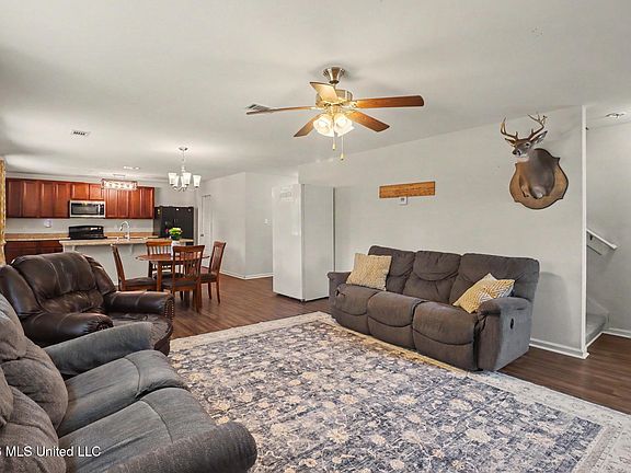 5th image of 18520 Devin Ct