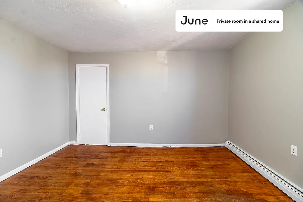 Queen bedroom in 4 bed/2 bath home in Newton Corner #925 D — Photo 4