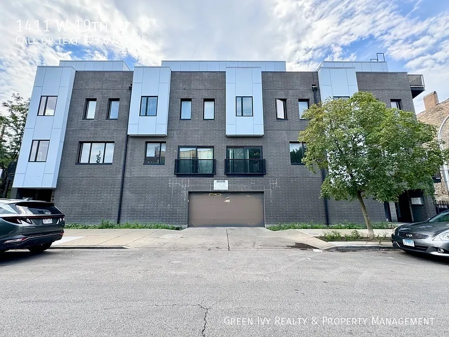 Spacious Three Story Townhouse In Pilsen with Garage Parking and Private Rooftop!! — Photo 1