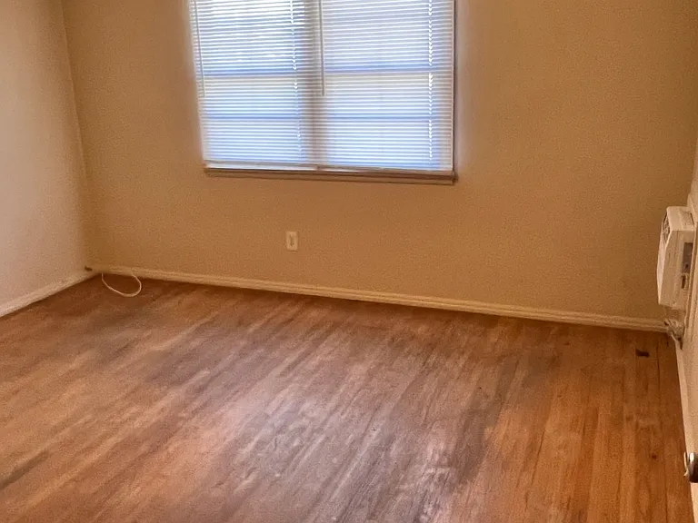 Laura Ln — Photo 11