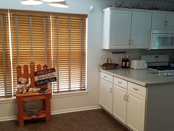 Breakfast nook 9'3" x 10'10"