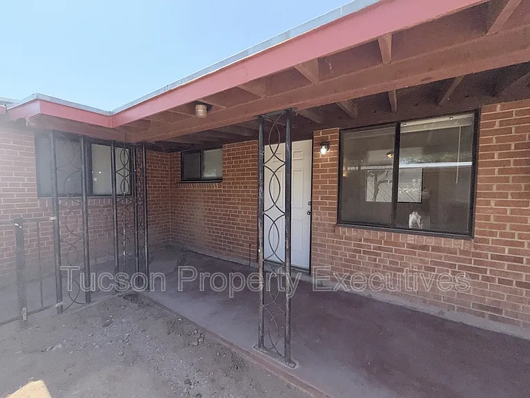 1646 N Beverly Ave — Photo 22