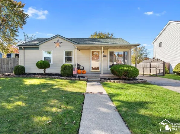 25246 Reeck Rd, Woodhaven, MI 48183