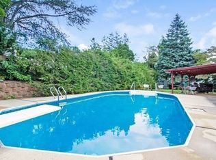 7 Fairhaven Dr, Wheatley Heights, NY 11798