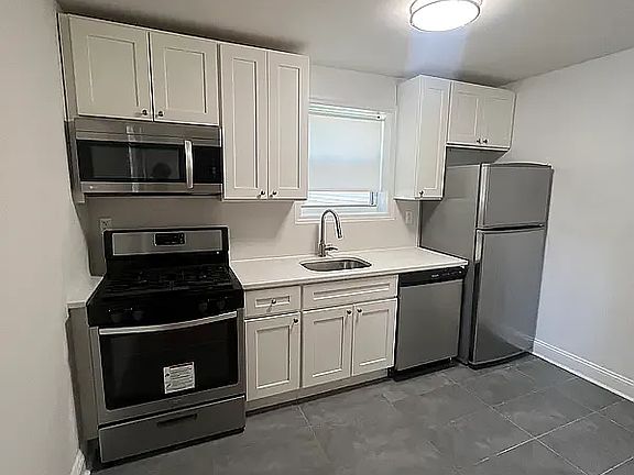 3rd image of 6702 Springfield Blvd Floor 2
