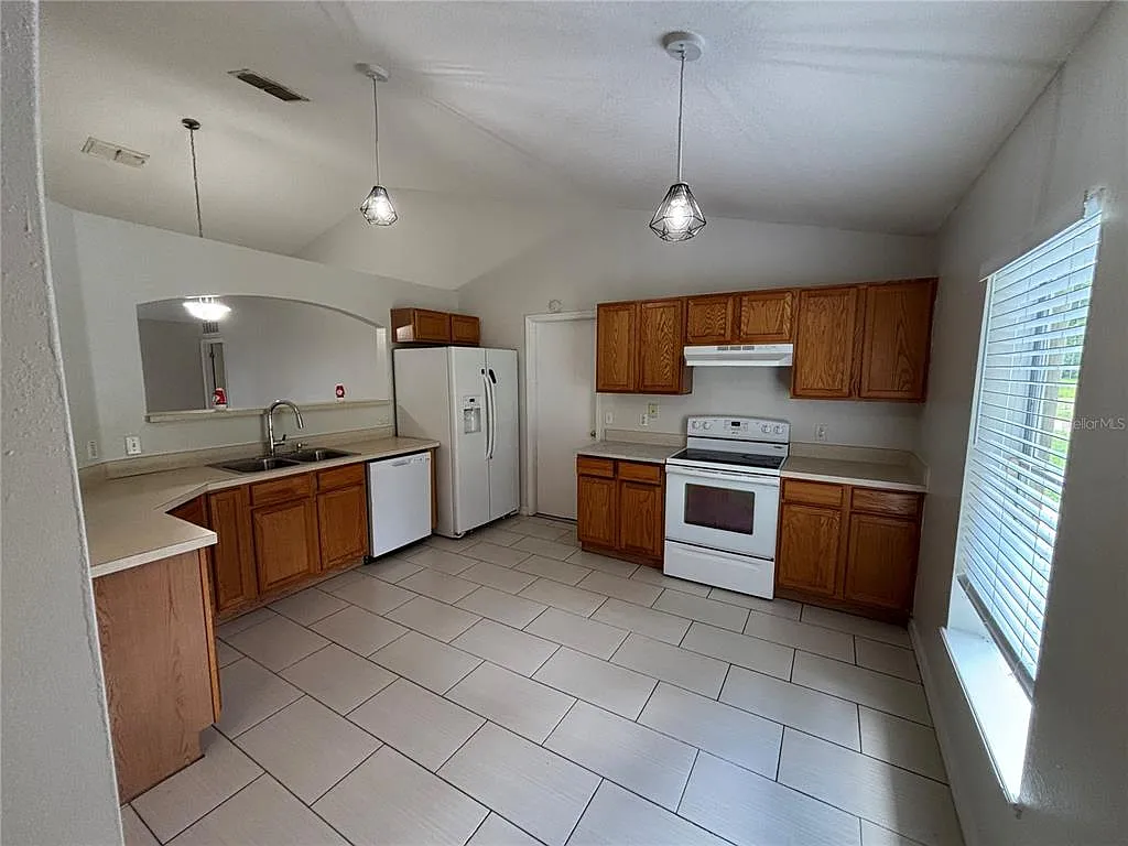 3 bed, 2.0 bath, 1398 sqft, $1,900 — Photo 4