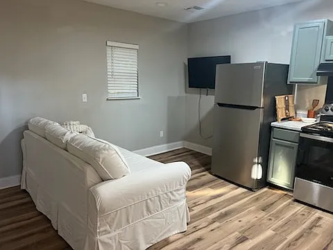 1 bed, 400 sqft, $1,200 — Photo 3