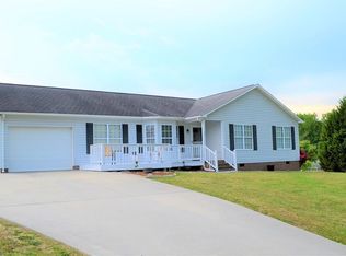13 Hawthorne Ln, Thomasville, NC 27360
