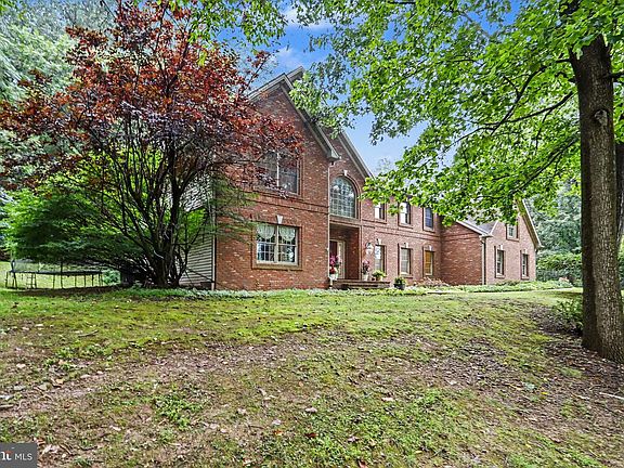 3rd image of 659 Hunters Ln