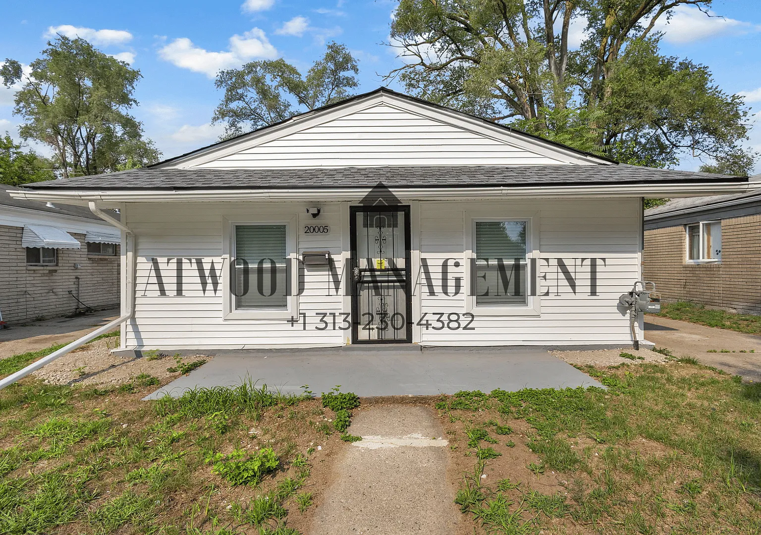 This beautifully updated 4-bedroom, 1-bath single-family home is ready for move-in! — Photo 1