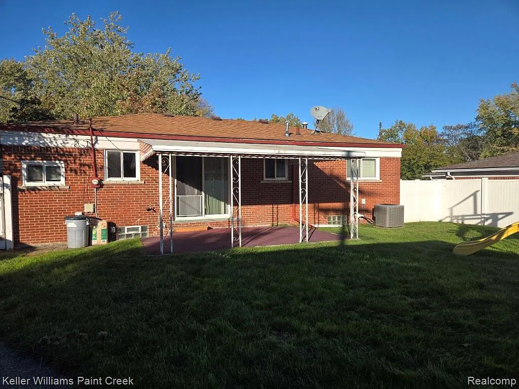 3 bed, 1.5 bath, 1900 sqft, $2,350 — Photo 2