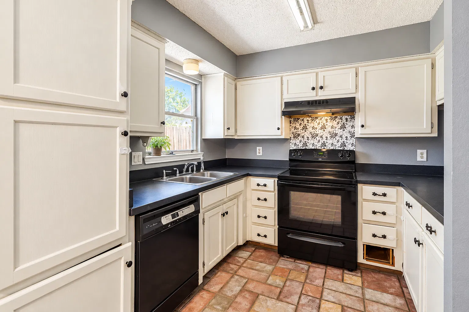 3 bed, 1301 sqft, $1,890 — Photo 2