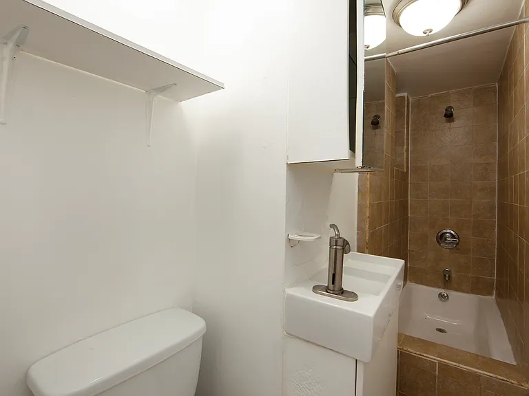 528 E 13th St #1B — Photo 5