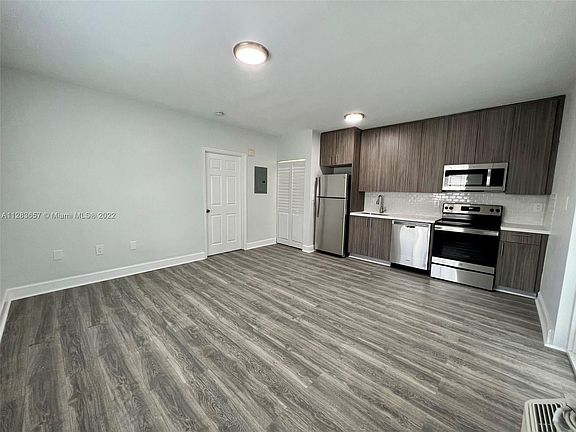 4th image of 8411 Byron Ave #13
