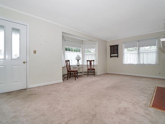 4th image of 98 Oak Ave